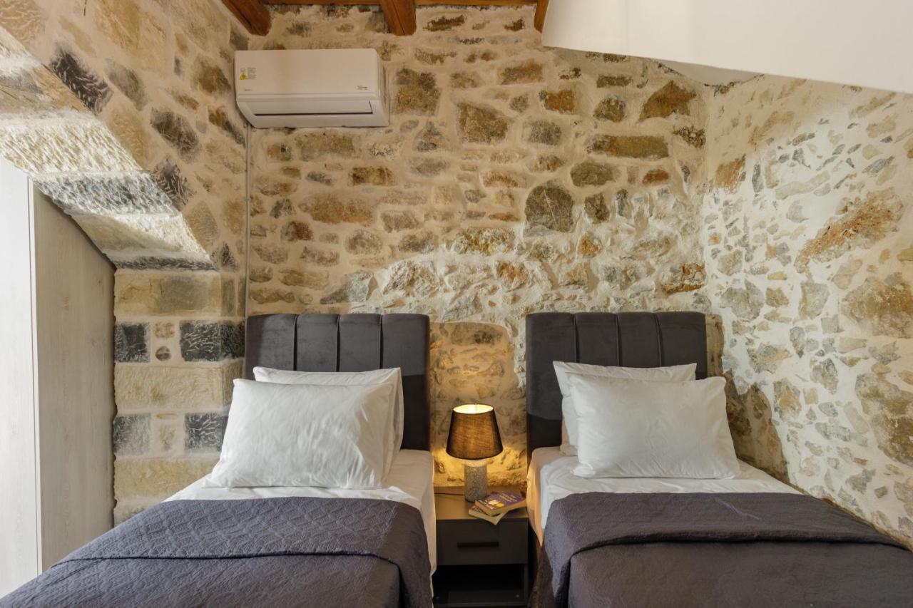 Errika Villa *
